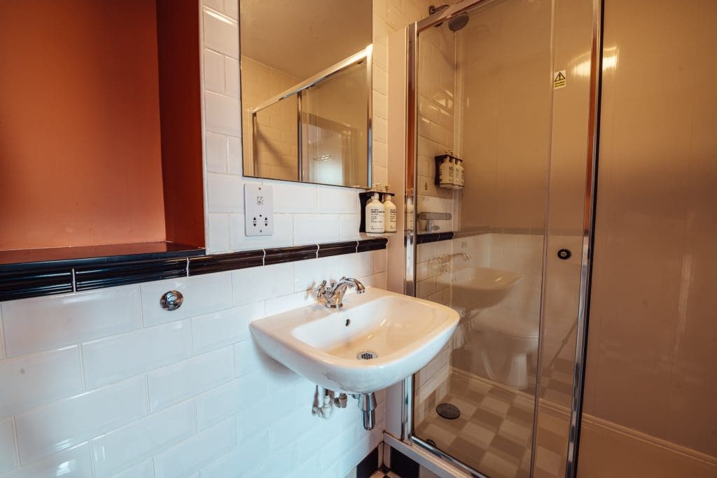 kabannas-hotel-liverpool-8-bed-twin-bathroom-primary