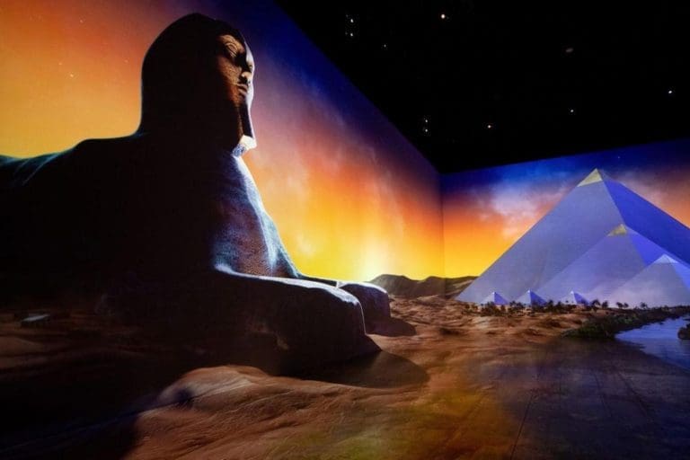 3D wall depicting pyramids of Giza's colossal Pyramids and Great Sphinx